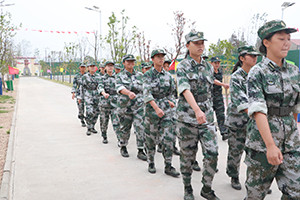 湖北少年军校组织学生学习走正步